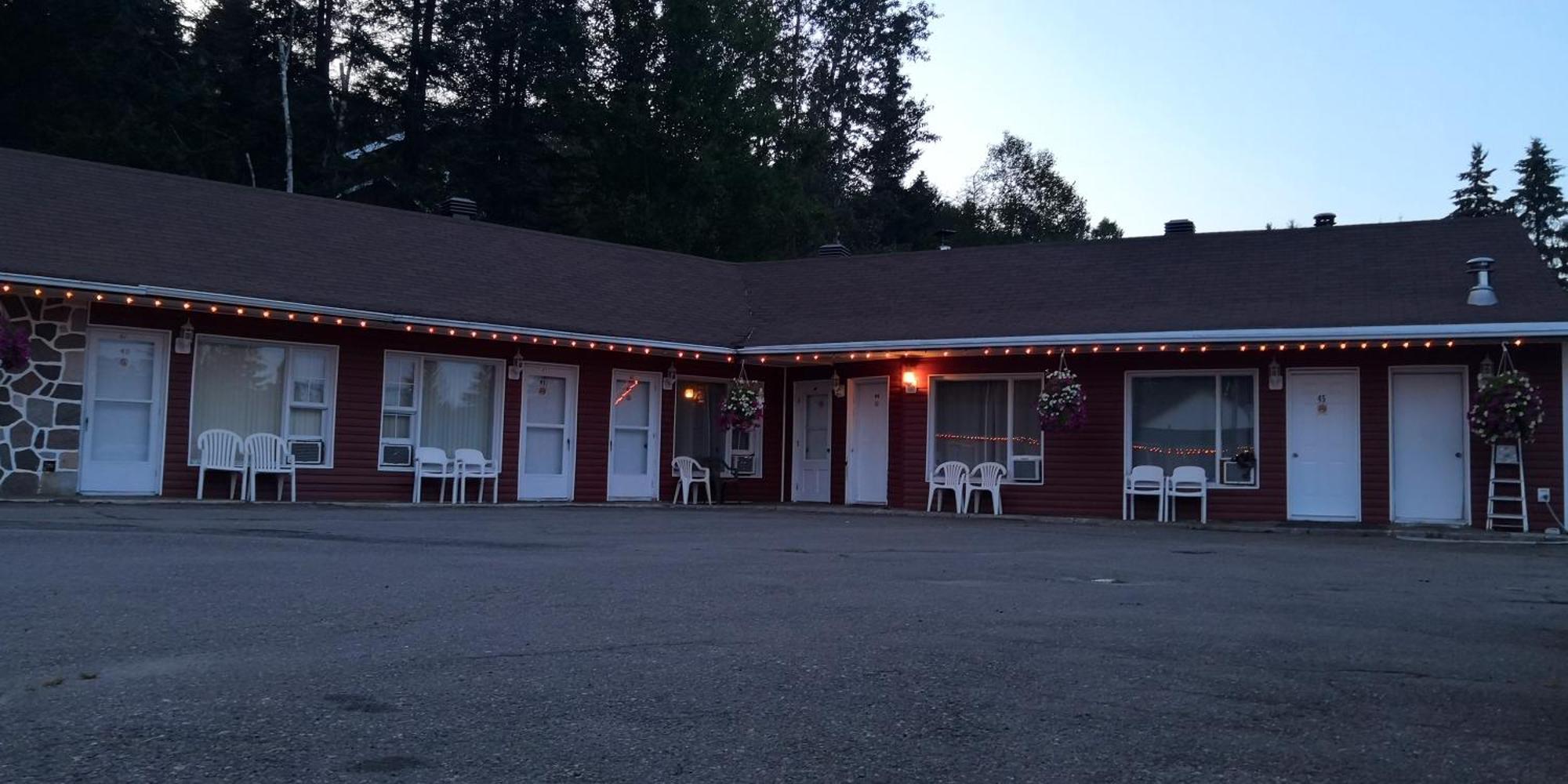 Motel Des Pays D'En Haut Val-David Esterno foto