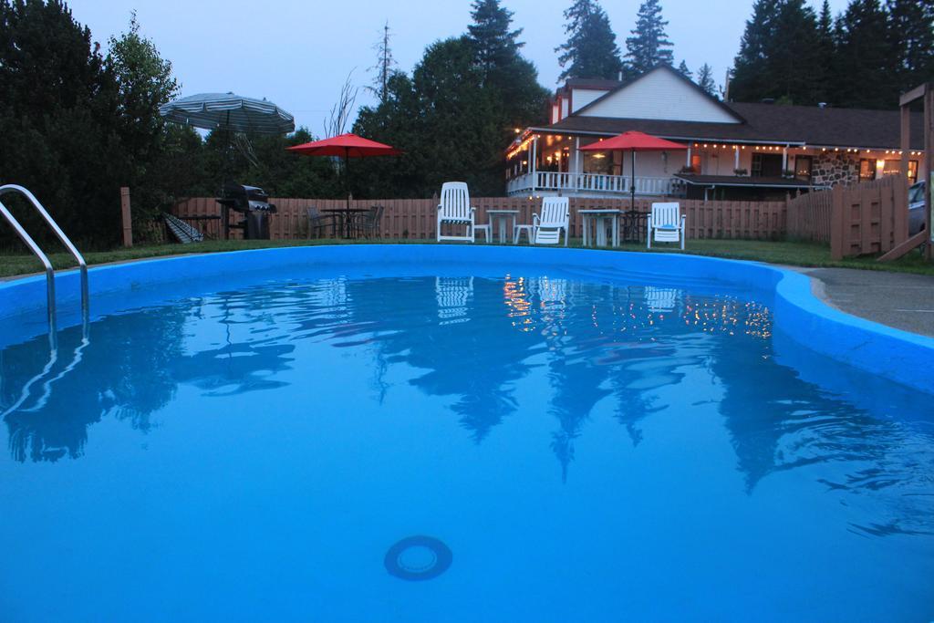 Motel Des Pays D'En Haut Val-David Esterno foto