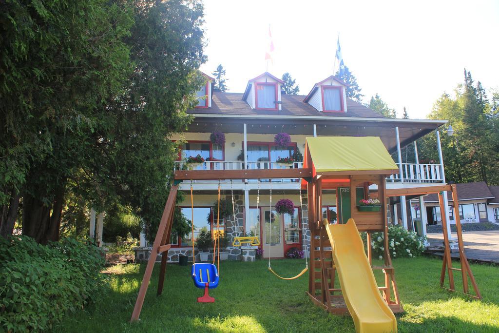 Motel Des Pays D'En Haut Val-David Esterno foto