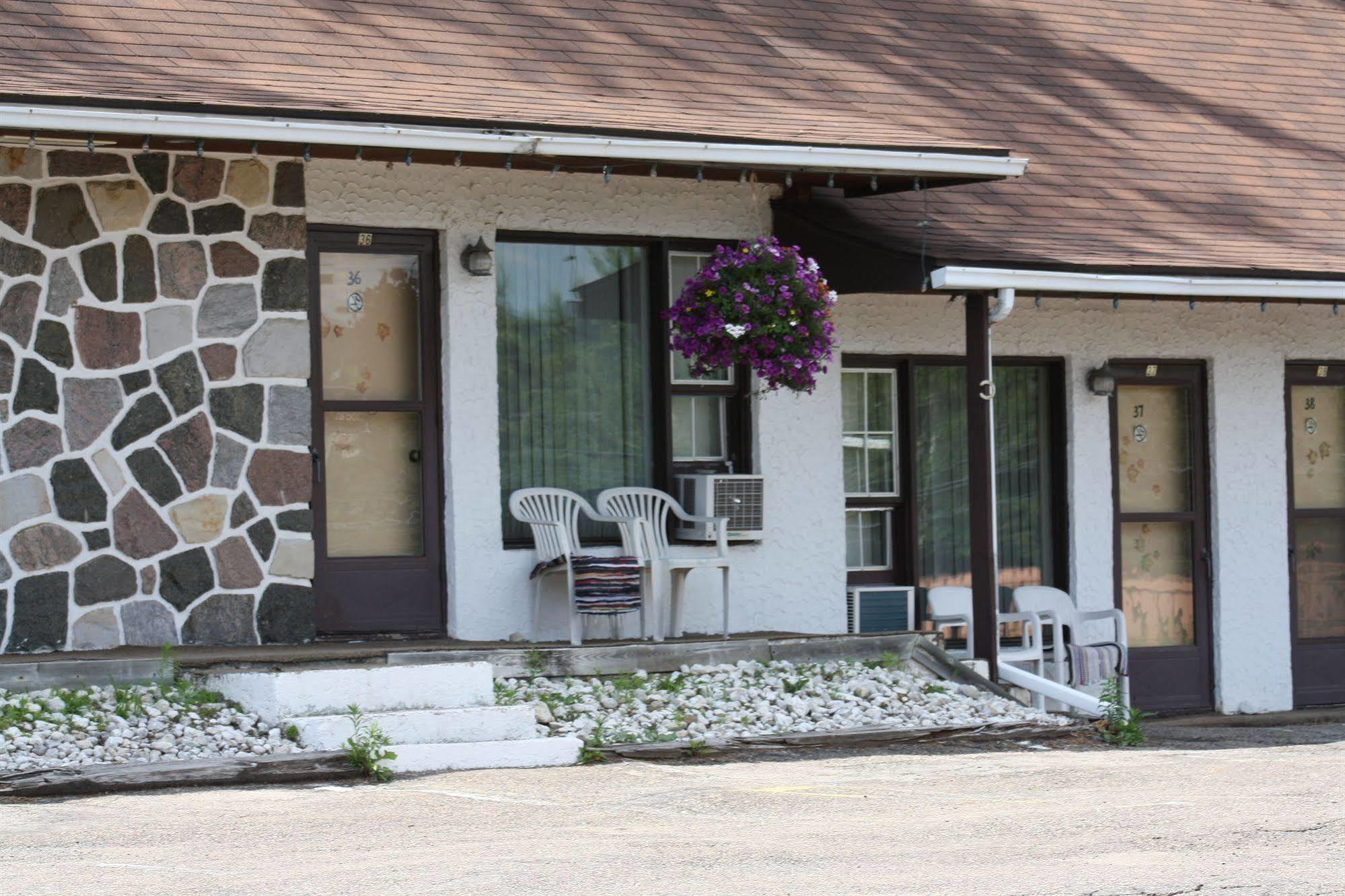 Motel Des Pays D'En Haut Val-David Esterno foto