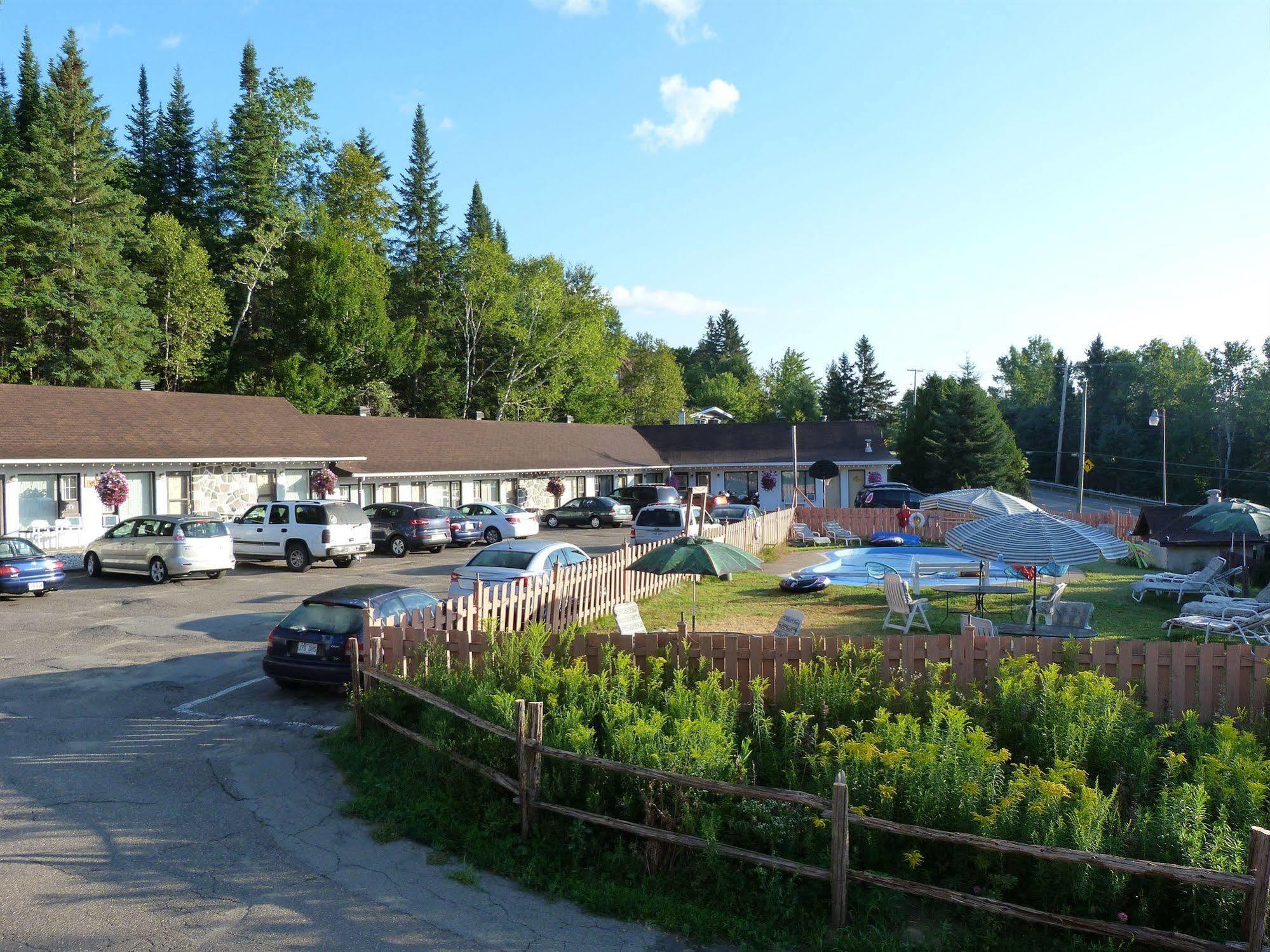 Motel Des Pays D'En Haut Val-David Esterno foto