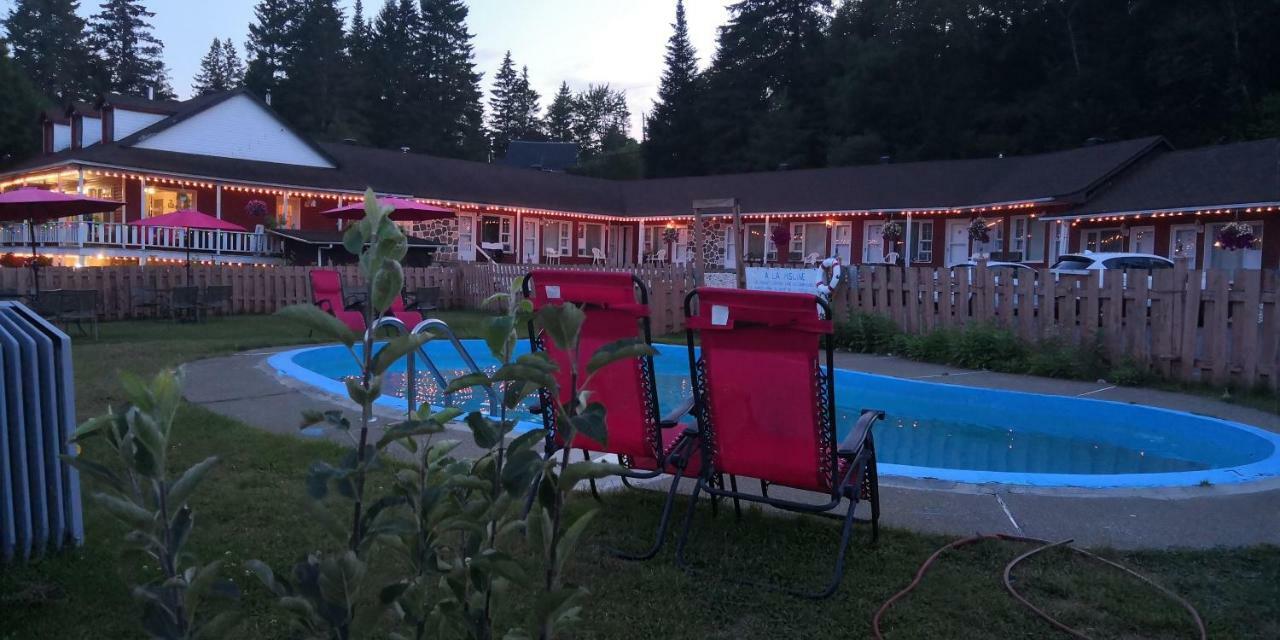 Motel Des Pays D'En Haut Val-David Esterno foto