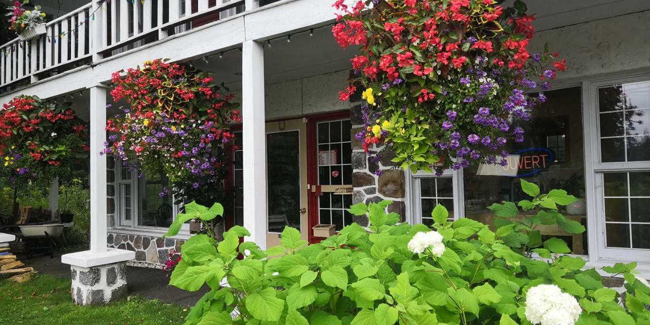 Motel Des Pays D'En Haut Val-David Esterno foto