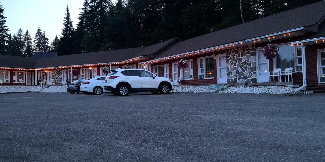 Motel Des Pays D'En Haut Val-David Esterno foto