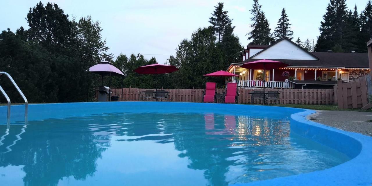 Motel Des Pays D'En Haut Val-David Esterno foto